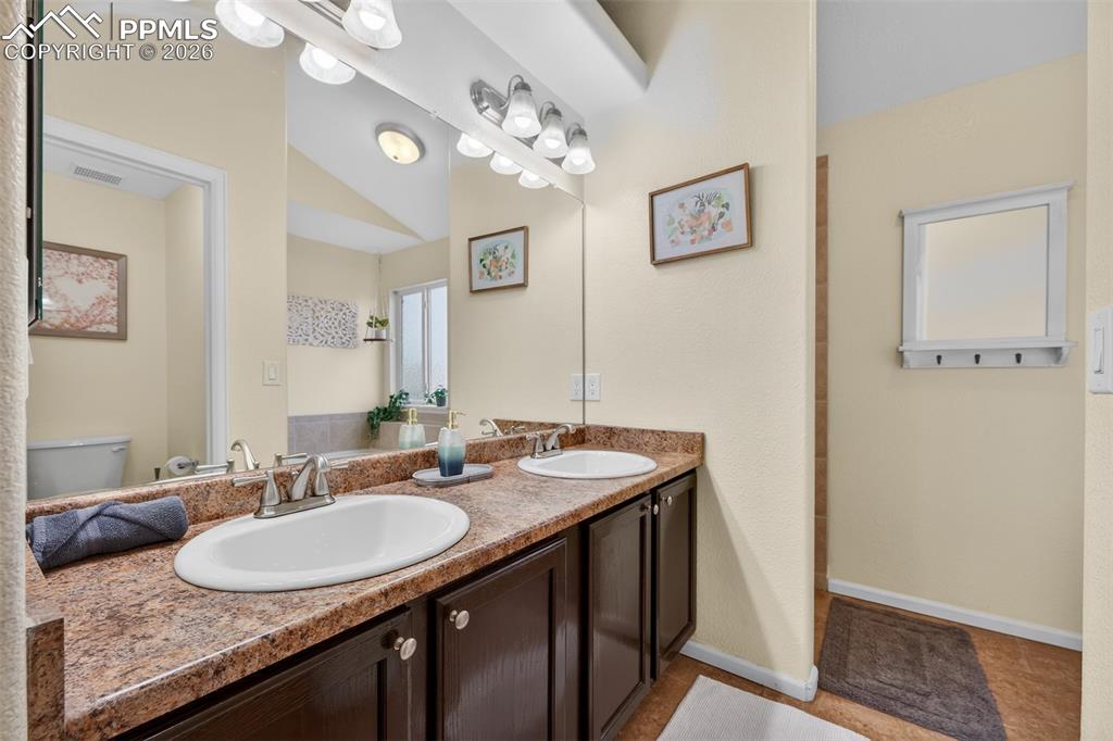 Image 31 of 47: Bathroom