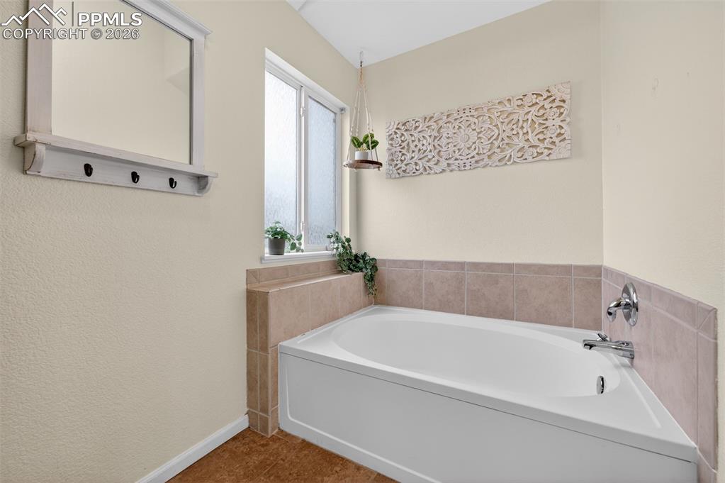 Image 32 of 47: Bathroom