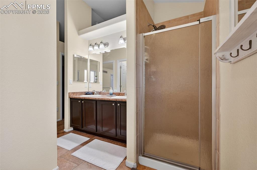 Image 33 of 47: Bathroom