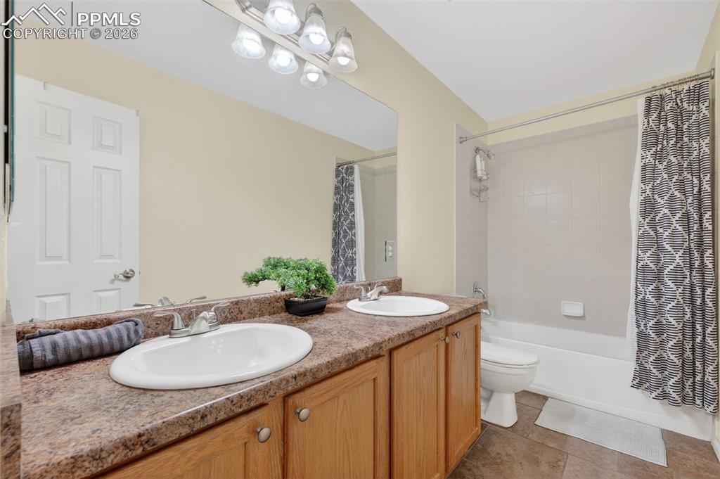 Image 36 of 47: Bathroom