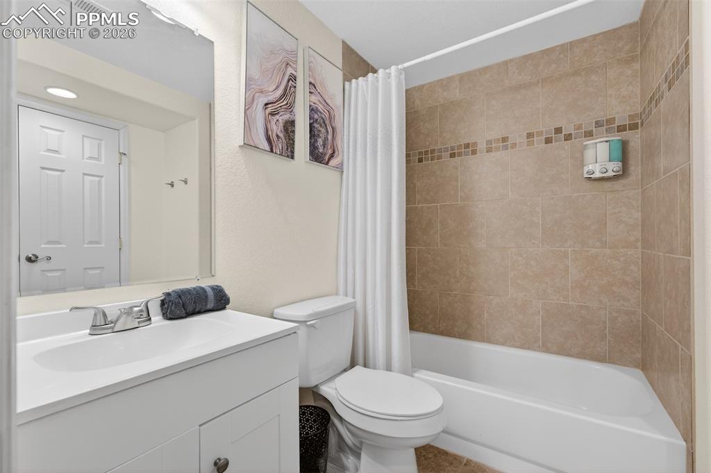 Image 41 of 47: Bathroom