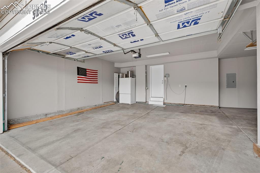 Image 42 of 47: Garage