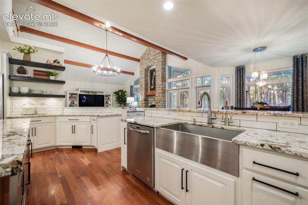 Image 16 of 50: Kitchen
