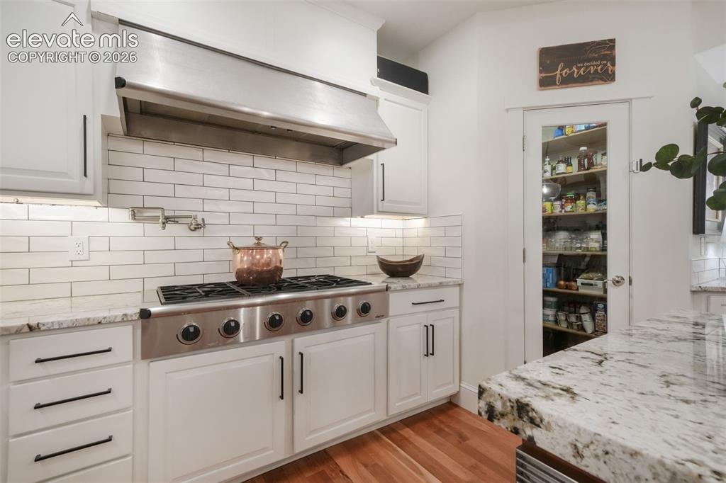 Image 17 of 50: Kitchen