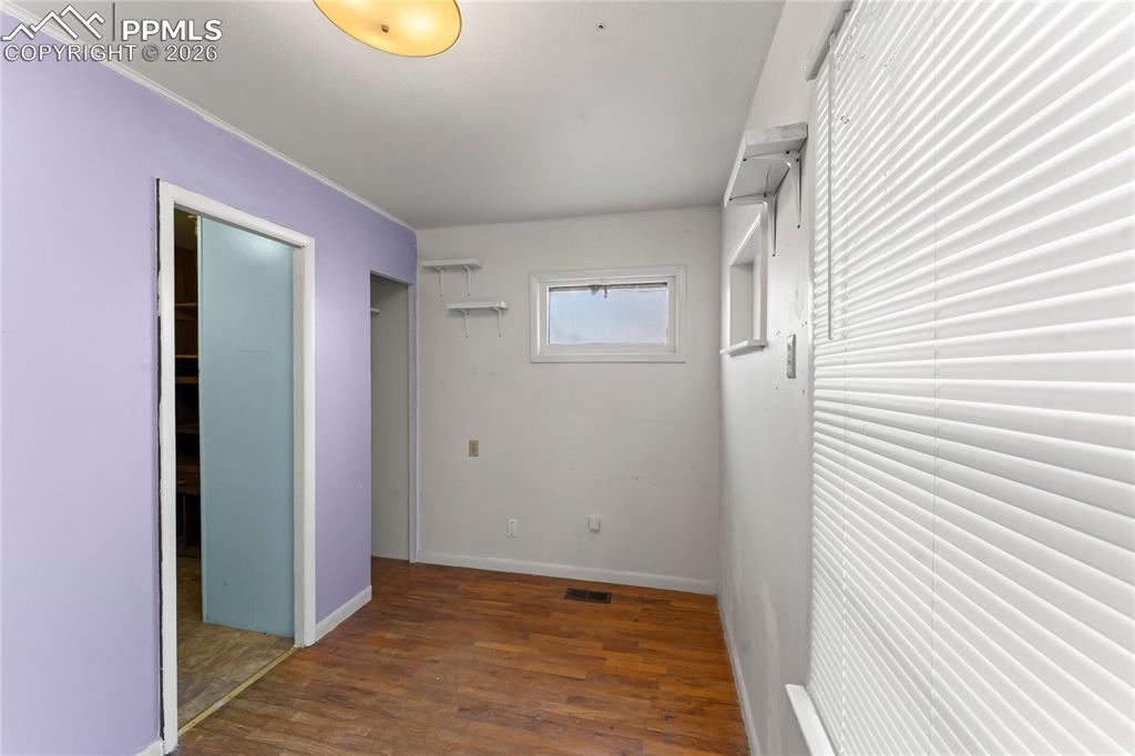 Image 13 of 28: Closet