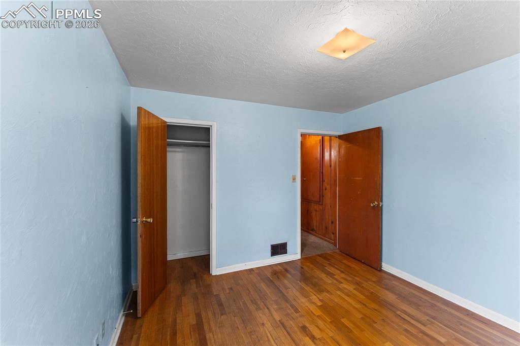 Image 14 of 28: Bedroom