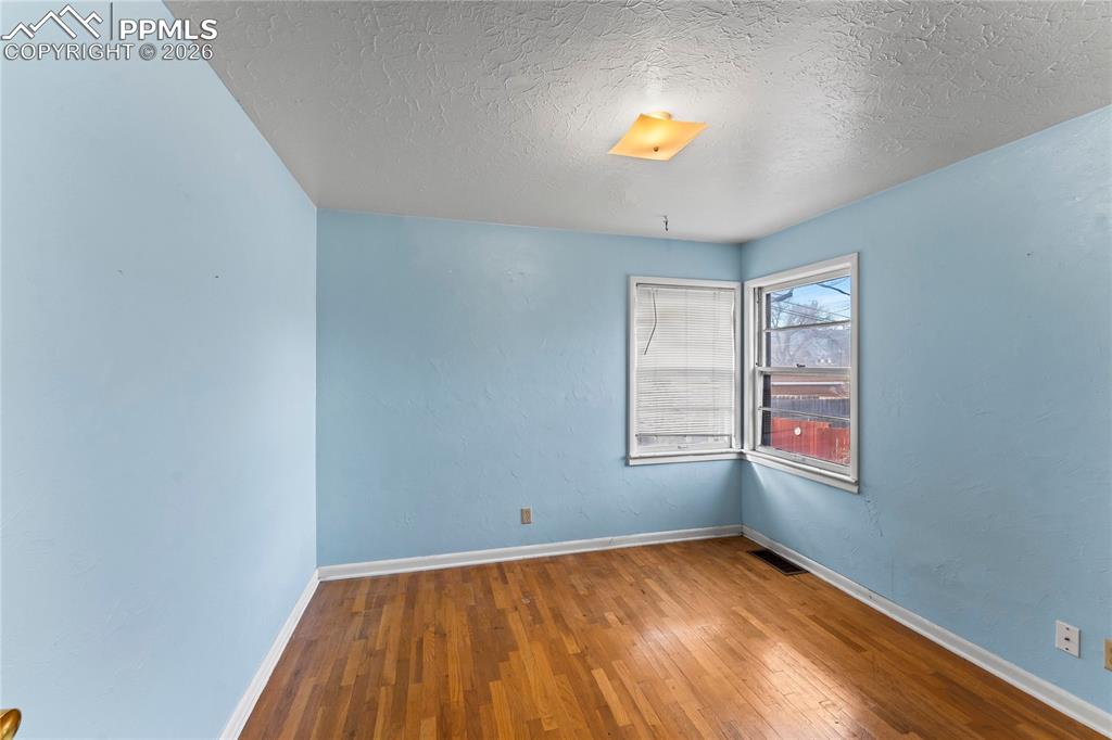 Image 15 of 28: Bedroom