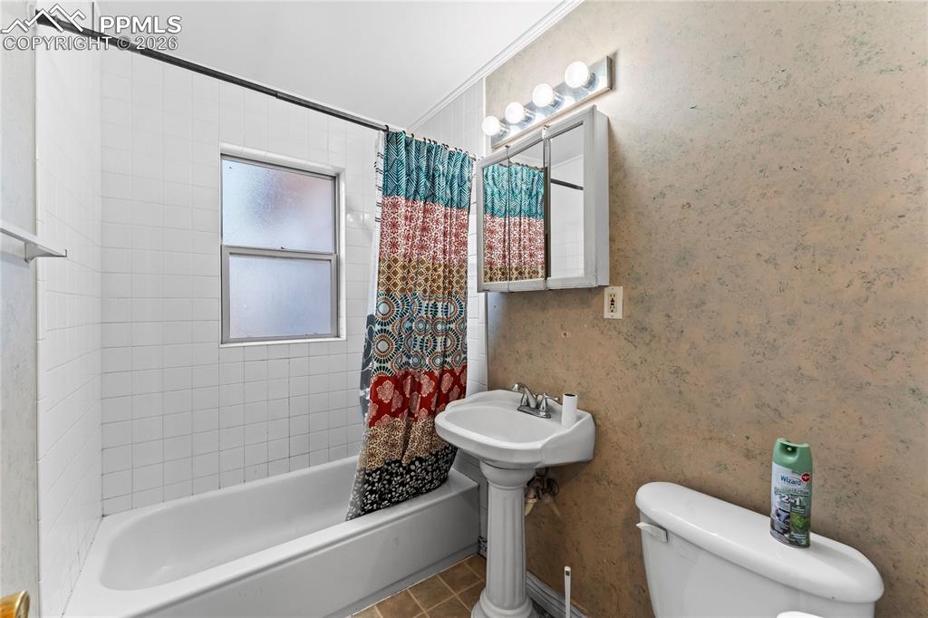 Image 16 of 28: Bathroom