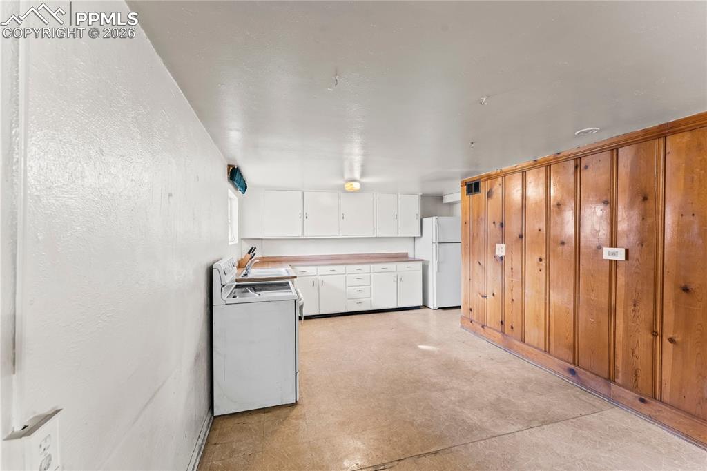 Image 18 of 28: Dining Area