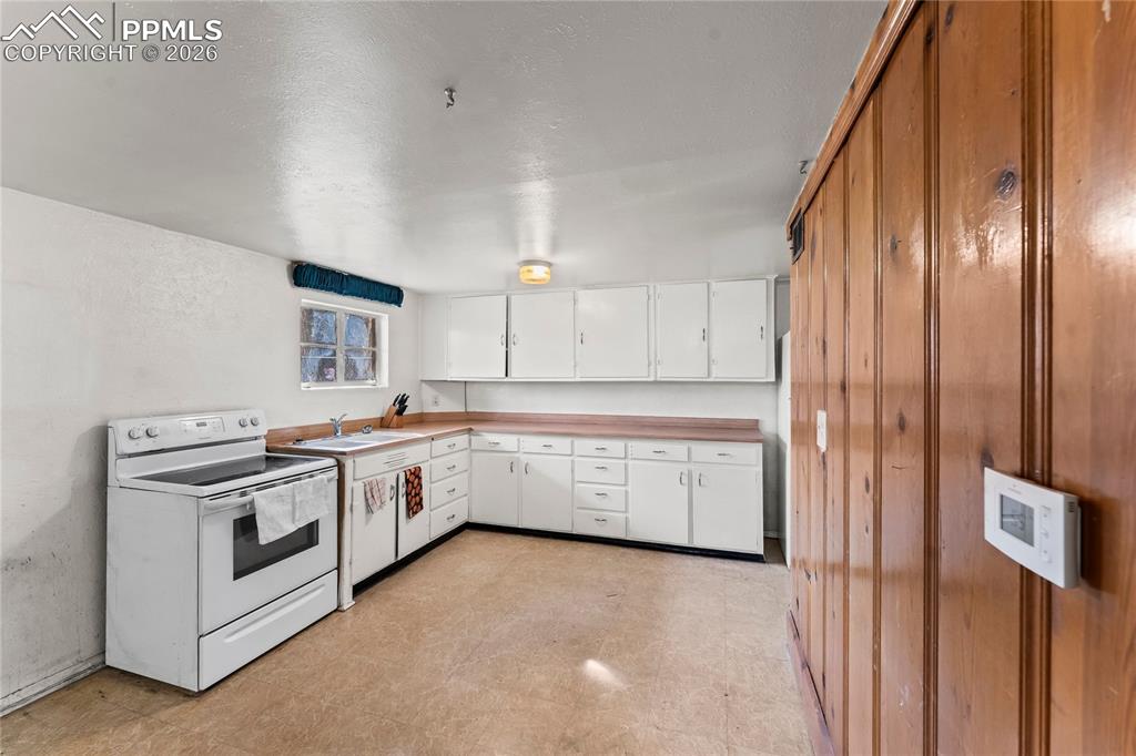 Image 19 of 28: Kitchen