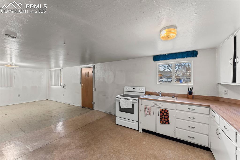 Image 20 of 28: Kitchen