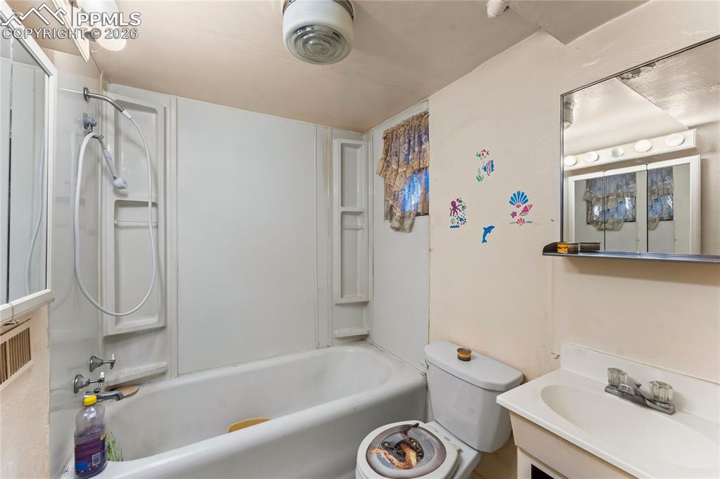 Image 25 of 28: Bathroom