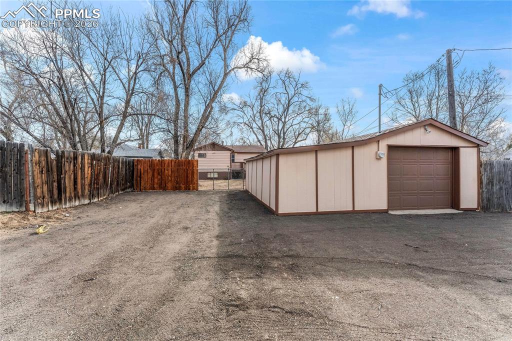 Image 27 of 28: Garage