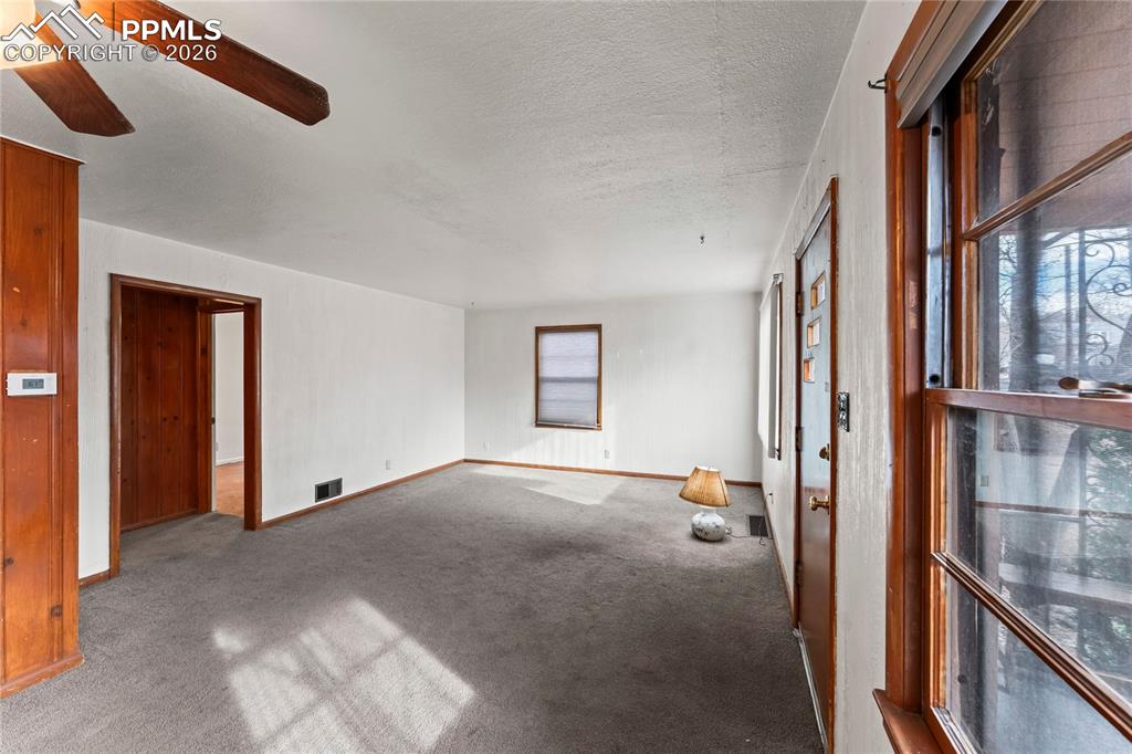 Image 4 of 28: Living Room