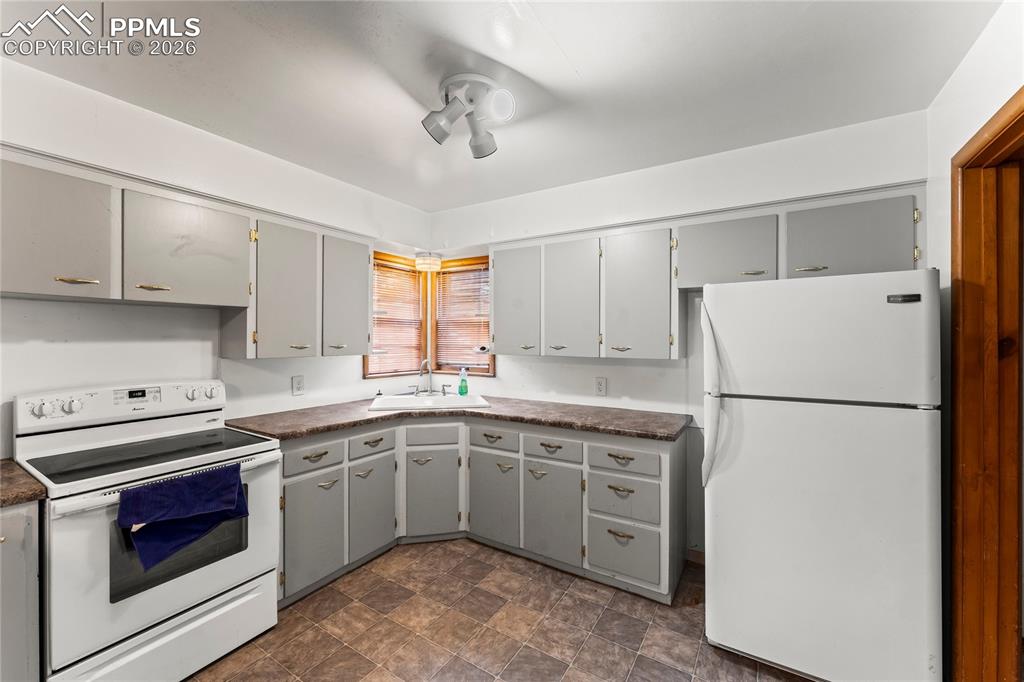 Image 7 of 28: Kitchen