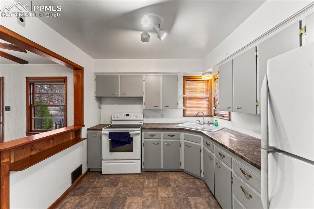 Image 8 of 28: Kitchen