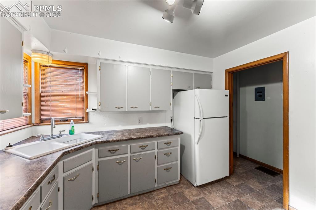 Image 9 of 28: Kitchen