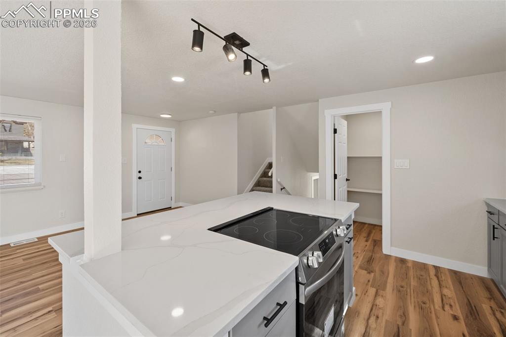 Image 10 of 42: Kitchen