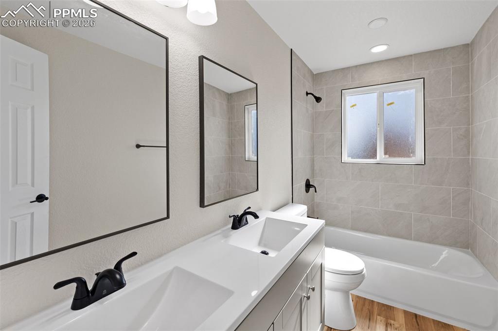 Image 21 of 42: Bathroom