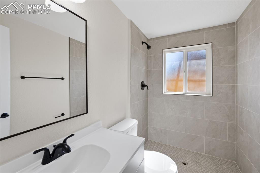 Image 22 of 42: Bathroom