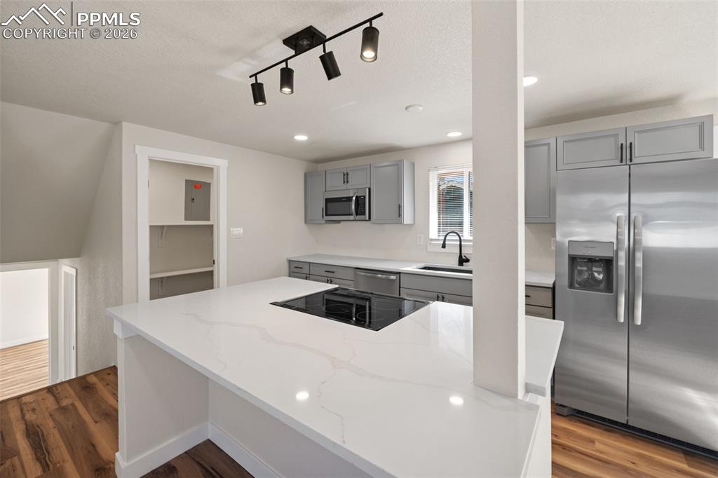 Image 6 of 42: Kitchen