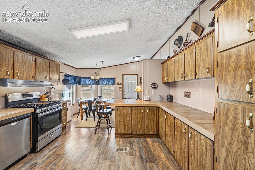 Image 14 of 48: Kitchen