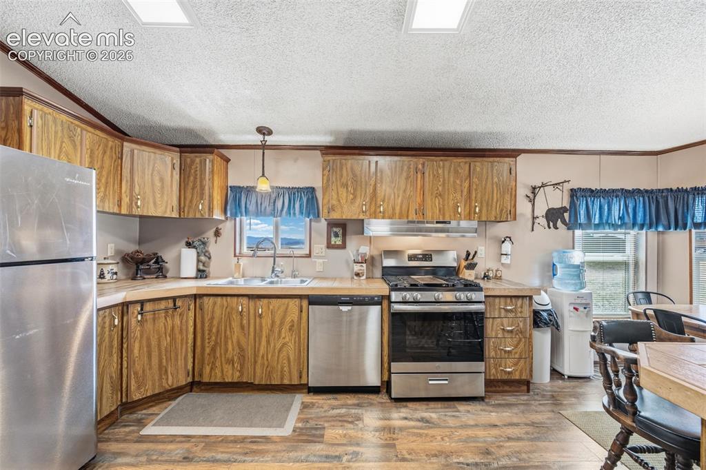 Image 15 of 48: Kitchen