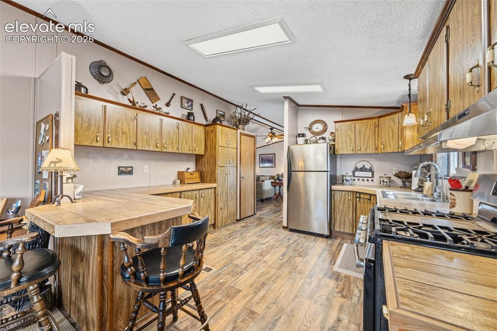 Image 16 of 48: Kitchen
