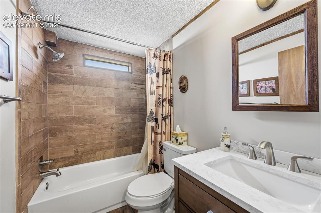 Image 34 of 48: Bathroom