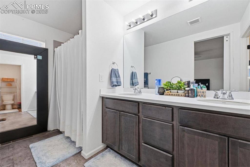 Image 15 of 26: Bathroom