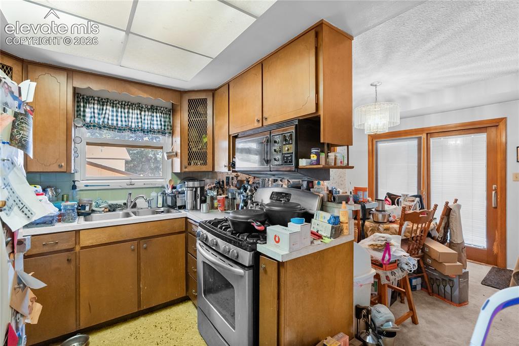 Image 16 of 36: Kitchen