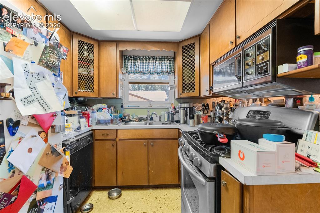 Image 17 of 36: Kitchen