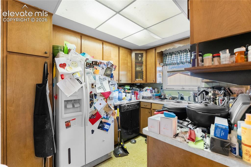 Image 18 of 36: Kitchen
