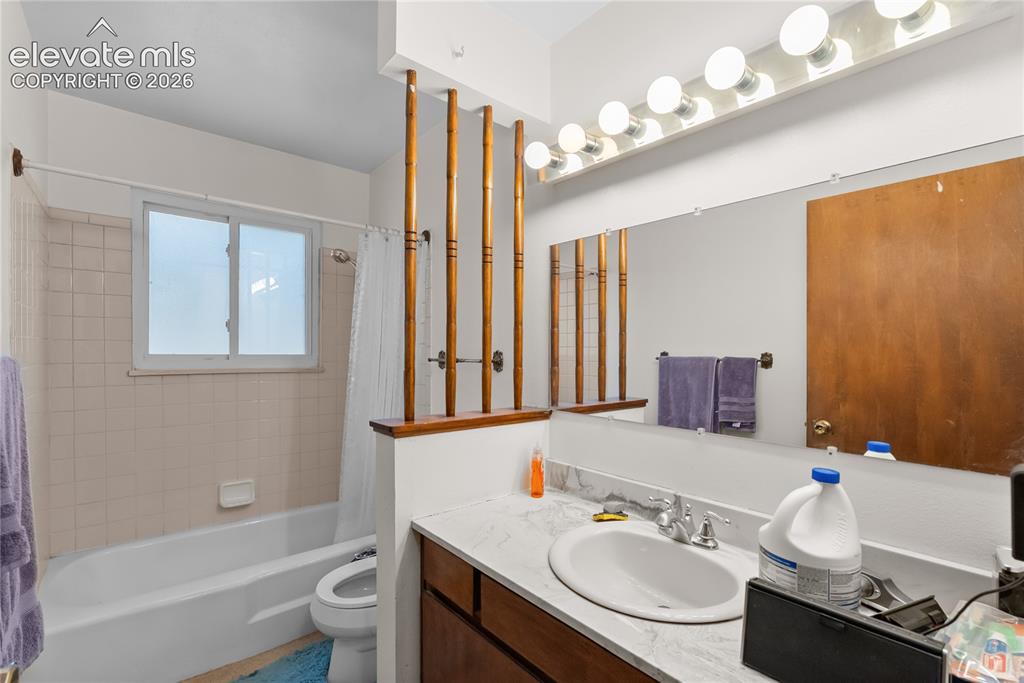 Image 20 of 36: Bathroom