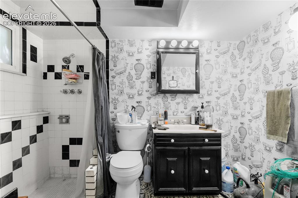 Image 32 of 36: Bathroom