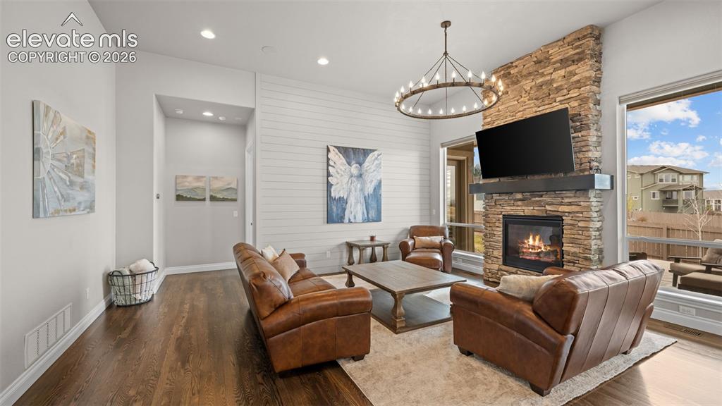 Image 15 of 45: Living Room