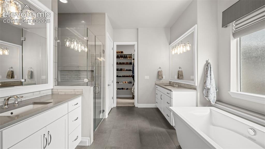 Image 18 of 45: Bathroom