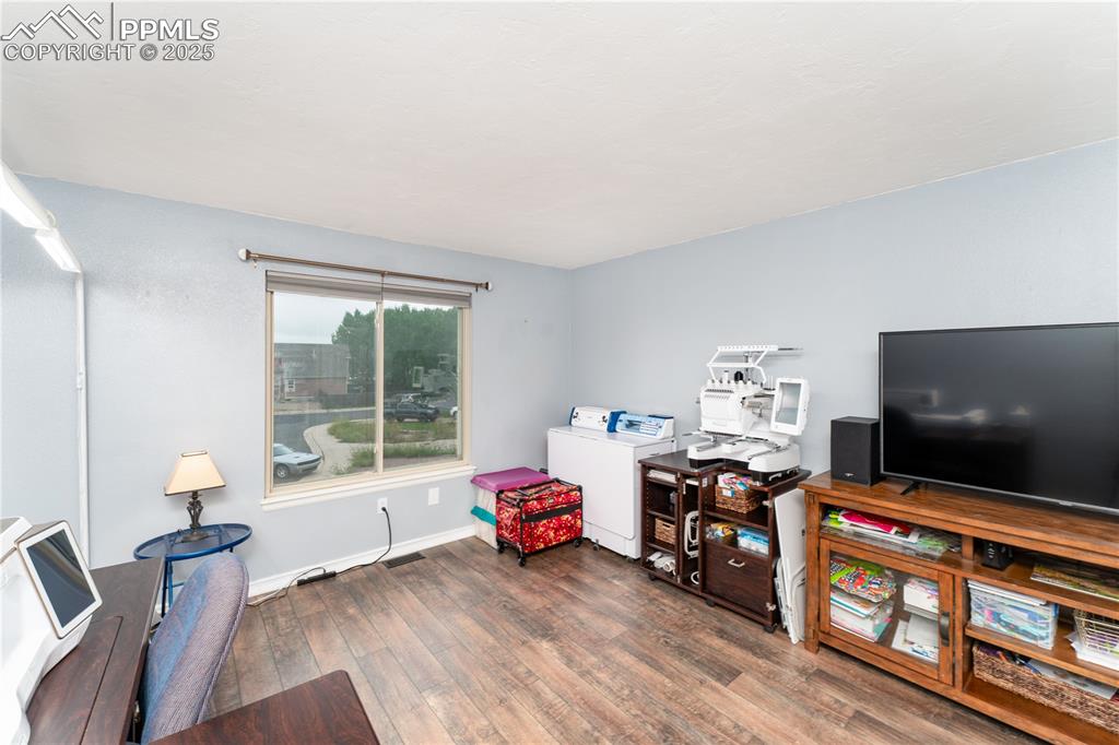 Image 18 of 34: Upper bedroom 2