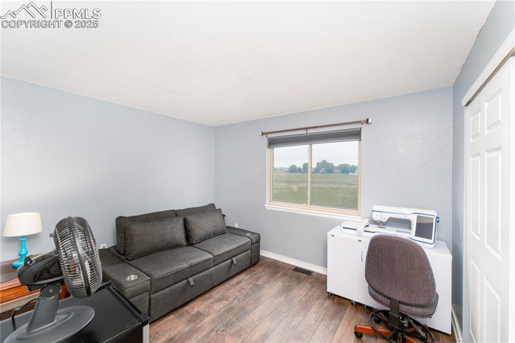Image 19 of 34: Upper bedroom 3