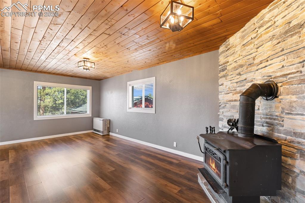 Image 10 of 50: Living Room