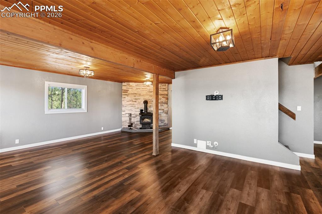 Image 12 of 50: Living Room