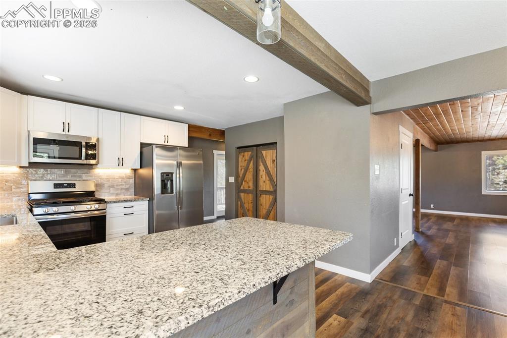 Image 16 of 50: Kitchen