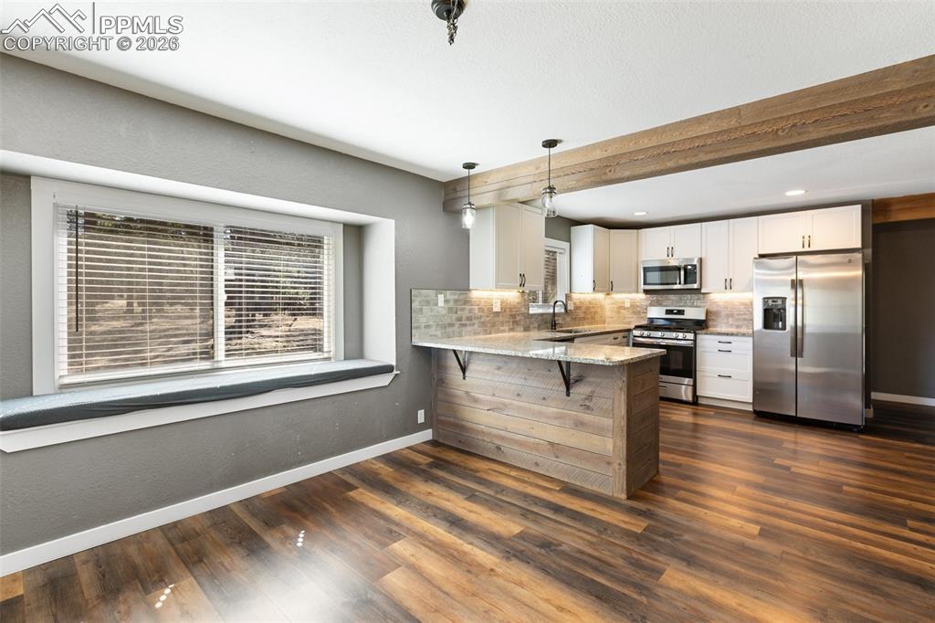 Image 18 of 50: Kitchen