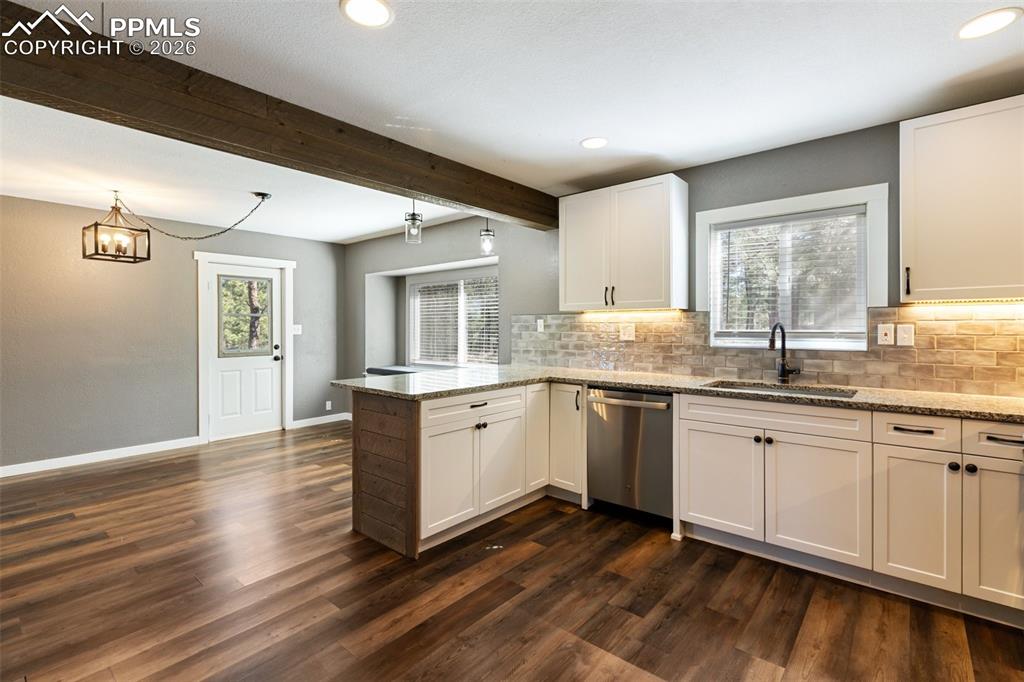 Image 20 of 50: Kitchen