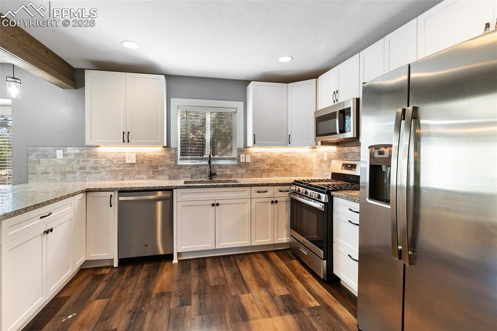 Image 21 of 50: Kitchen