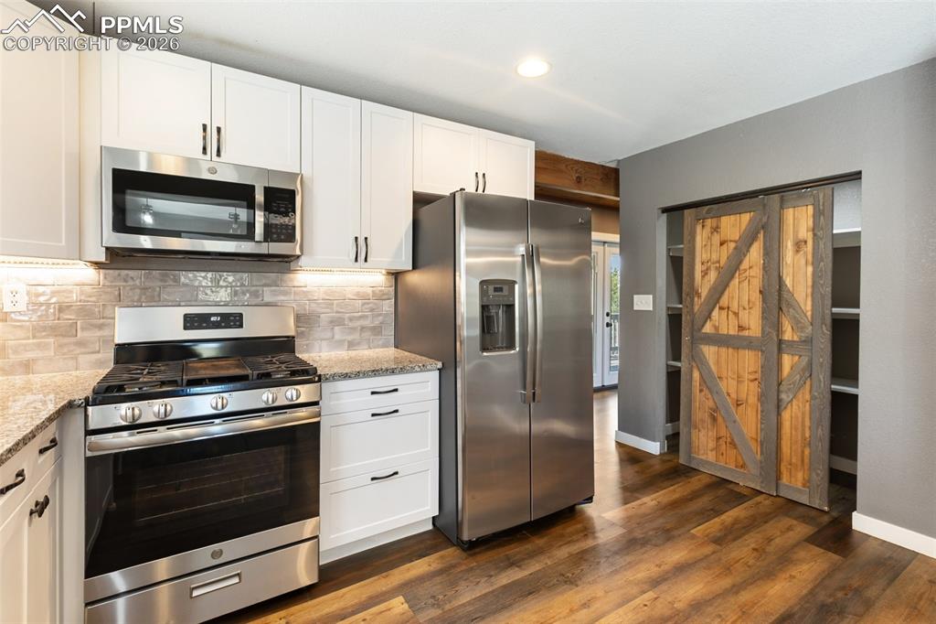 Image 22 of 50: Kitchen