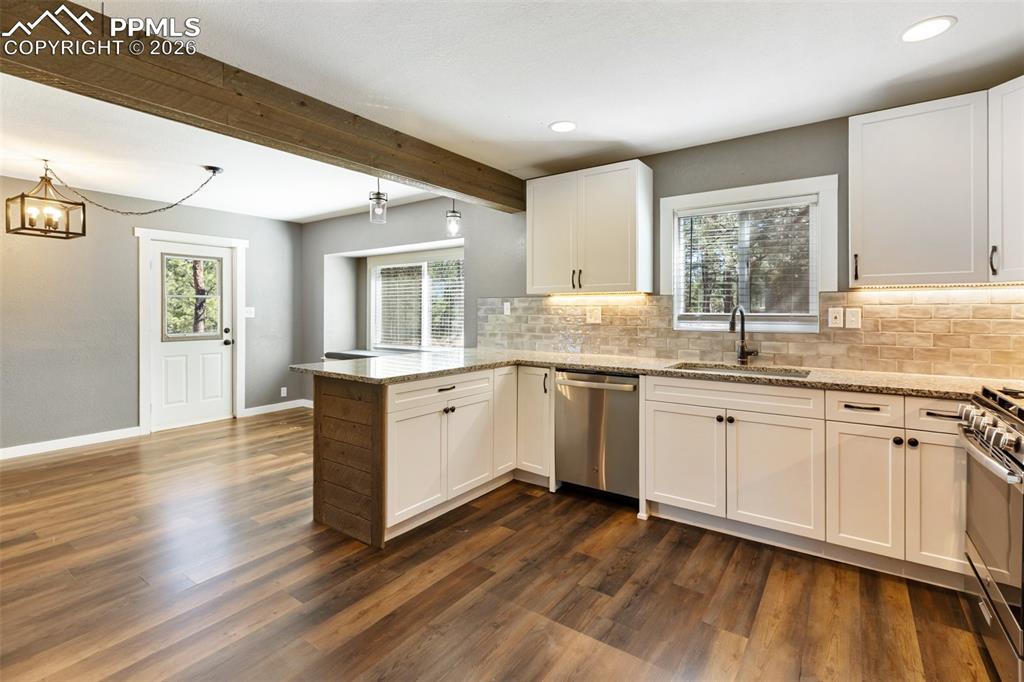 Image 23 of 50: Kitchen