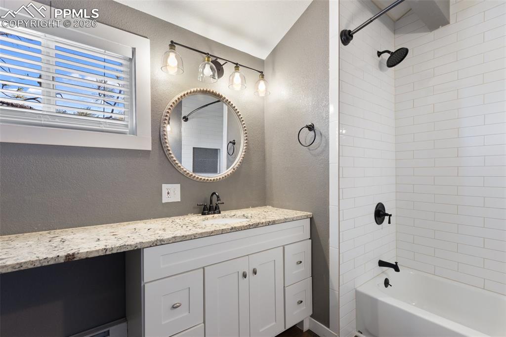 Image 24 of 50: Bathroom