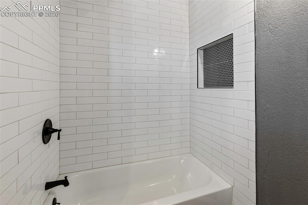 Image 25 of 50: Bathroom