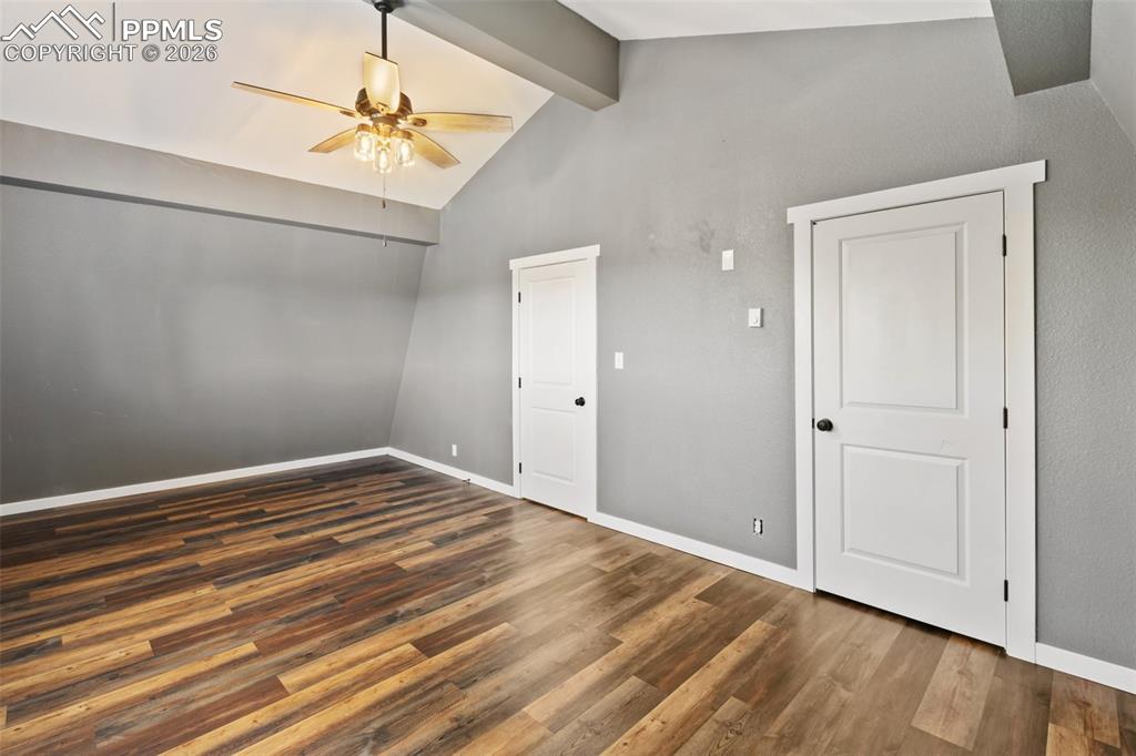 Image 27 of 50: Bedroom